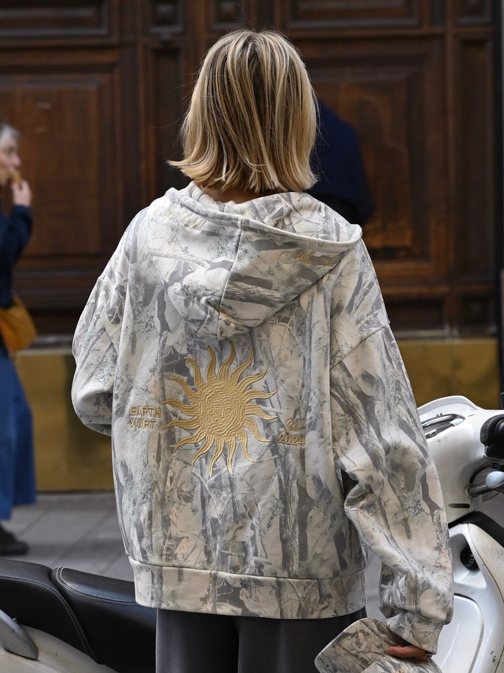 YLLW DAUER HOODIE — CAMOUFLAGE SUN CAMO SWEATSHIRT YELLOW THE LABEL XS TOP